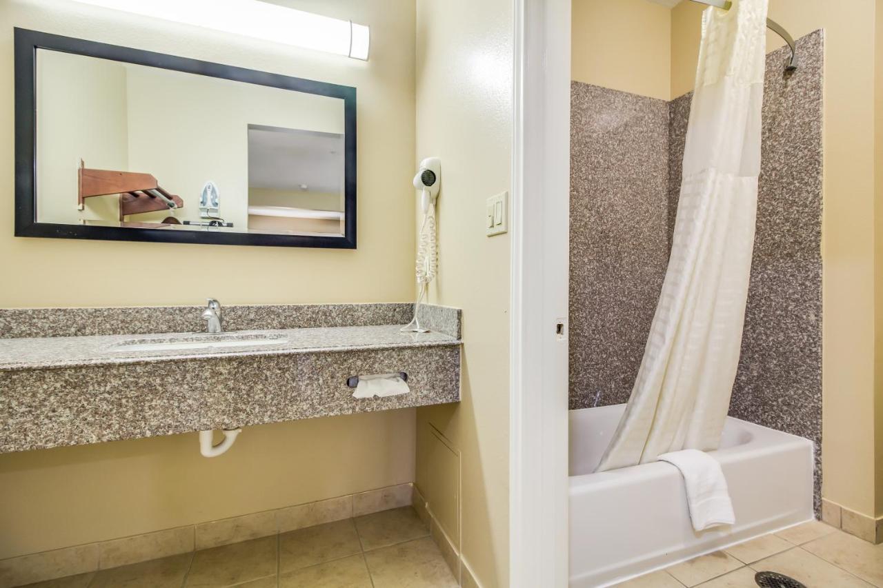 Americas Best Value Inn & Suites Томбол Екстер'єр фото